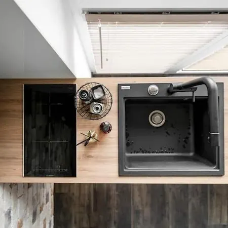 Boutique With Free Parking & Ac