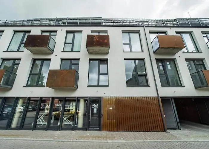 Boutique With Free Parking & Ac