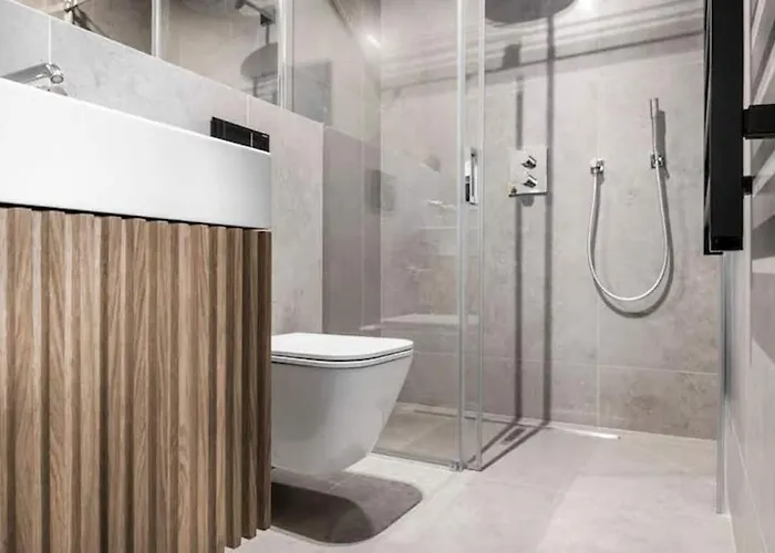 Boutique With Free Parking & Ac *